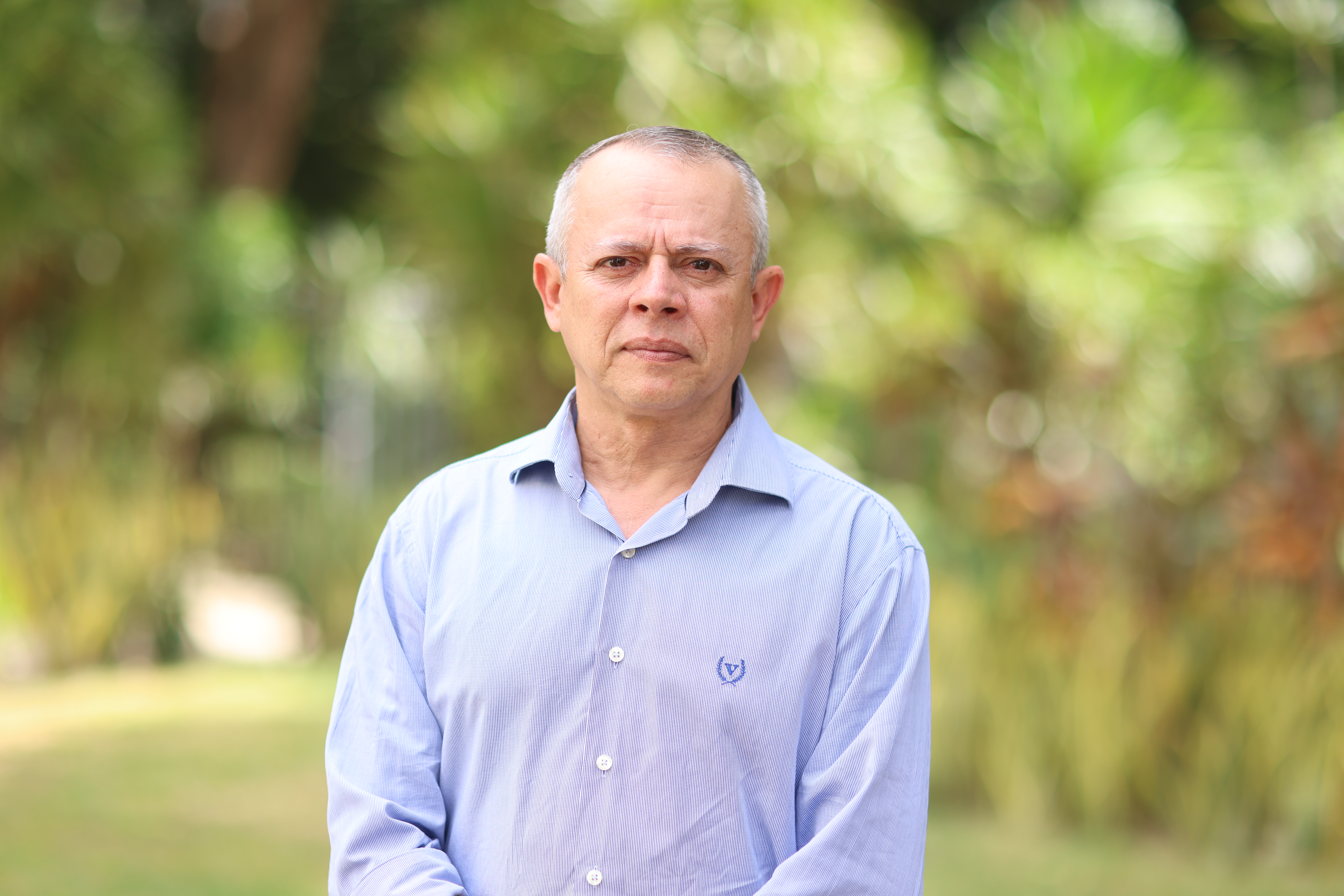 Cel Márcio Oliveira posa para a foto, ele está de camisa azul claro